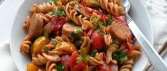 Макароны с сыром и колбасой