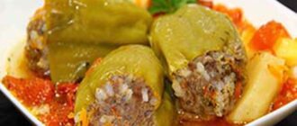 Фаршированный перец тушеный в сметане