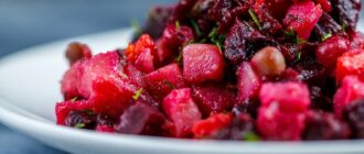 Готовый винегрет с солеными огурцами