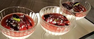Молочный десерт с желатином и ягодами