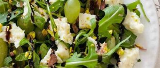 Салат с рукколой и виноградом