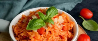 Рис с томатной пастой и сыром