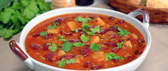 Томатный суп с фасолью и мясом