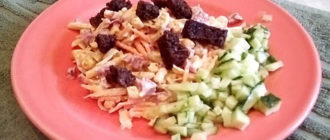 Салат Пикантный с колбасой, морковью, кукурузой и сухариками