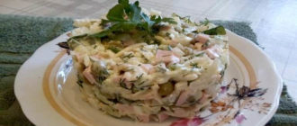 Салат с колбасой, огурцами и сыром