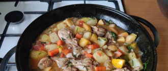 Курица с яблоками на сковороде