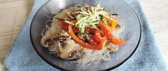Фунчоза с курицей, овощами и грибами