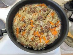 Плов с тушенкой на сковороде