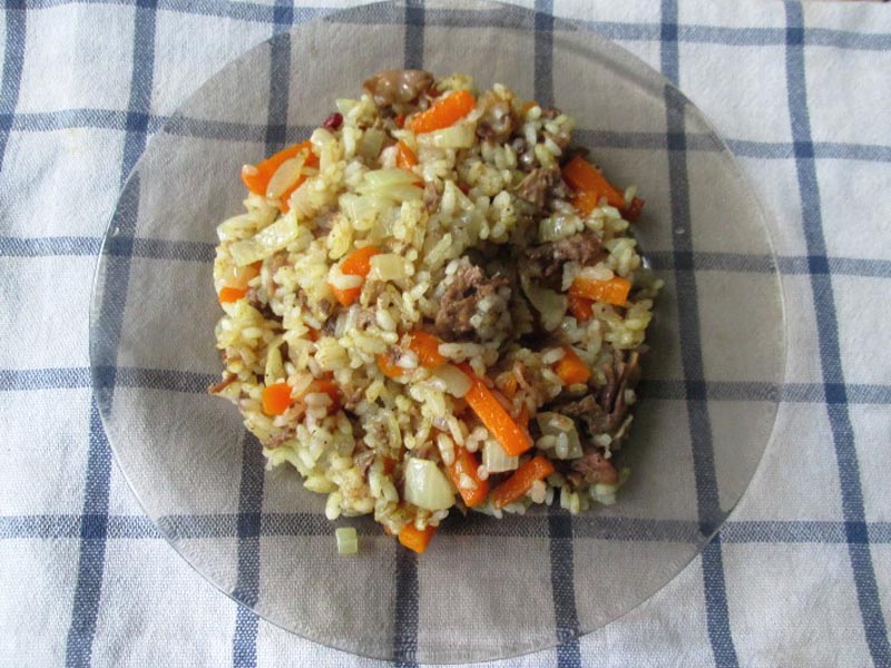 Плов с тушенкой на сковороде